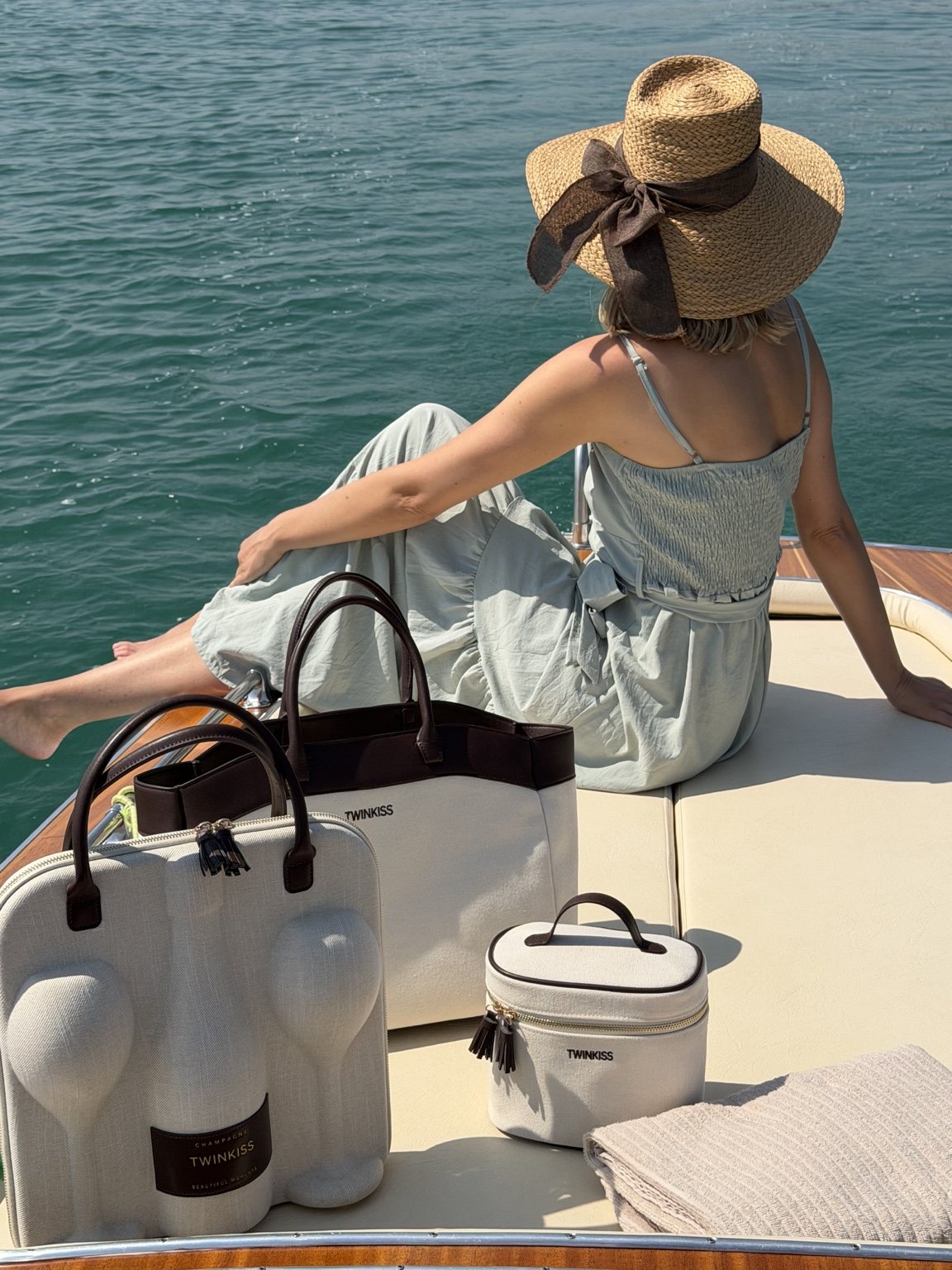 Nina Meise und die TWINKISS Collection an einem Sommertag am See