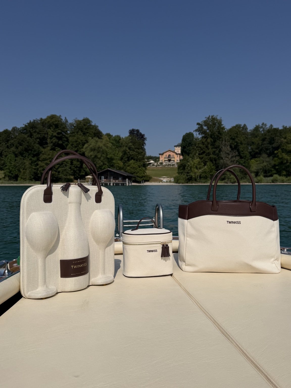 TWINKISS ALCHEMY, TWINITY und CHOUILLY auf einem klassischen Boot