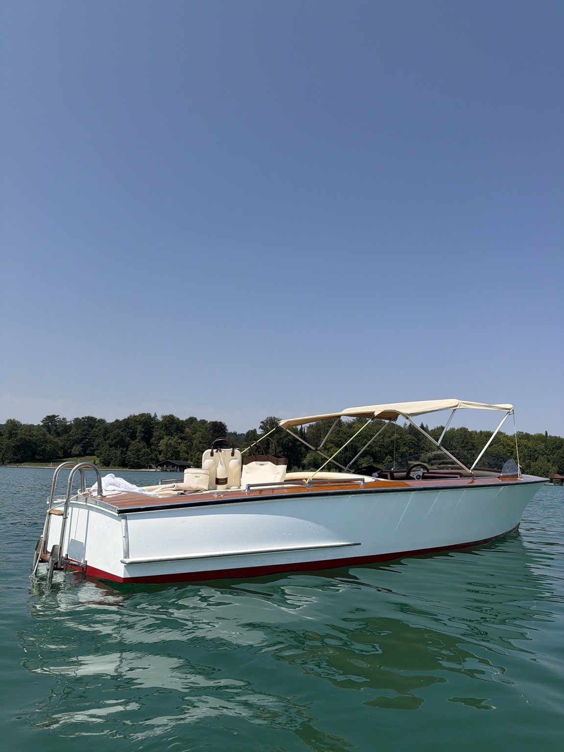Die TWINKISS Collection auf einem klassischen Boot am See