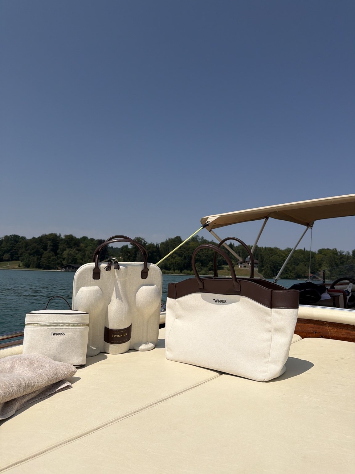 TWINKISS ALCHEMY, TWINITY und CHOUILLY auf einem klassischen Holzboot