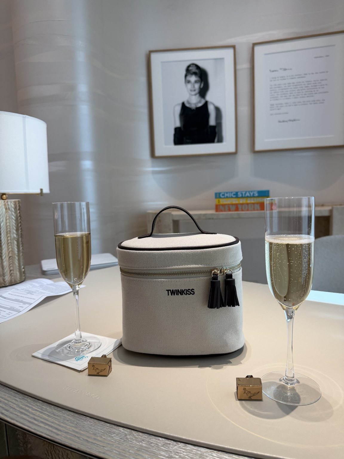 TWINKISS TWINITY mit zwei Champagnergläsern in einer Hotelsuite